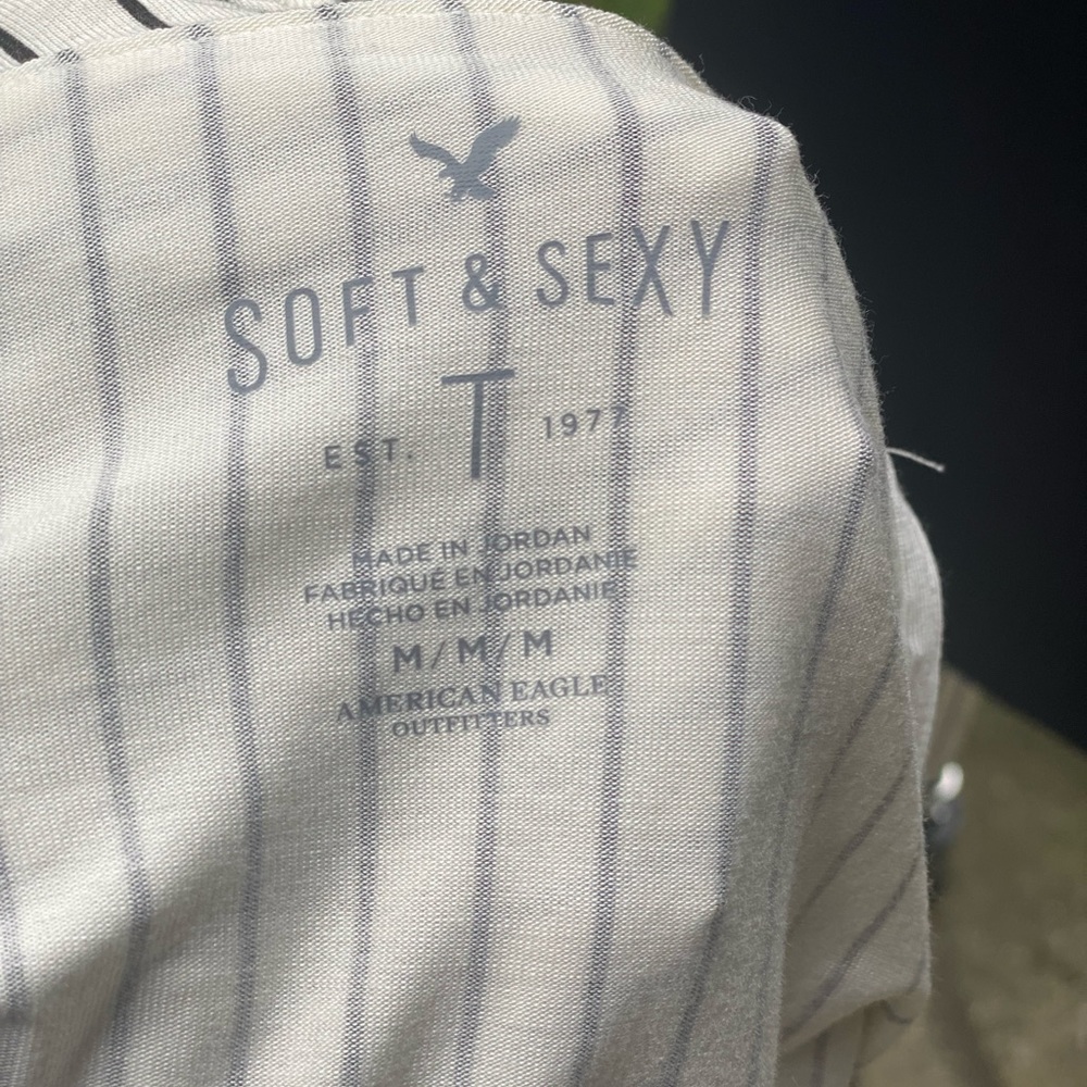 AMERICAN EAGLE Ruffle Cold Shoulder Top - Picture 3 of 5